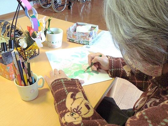 創作活動を楽しむ高齢者