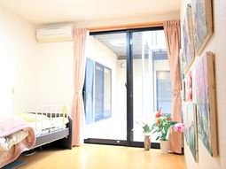 明るい個室とテラス