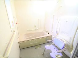 明るい浴室設備