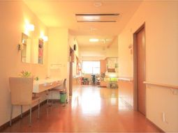 明るく広い廊下