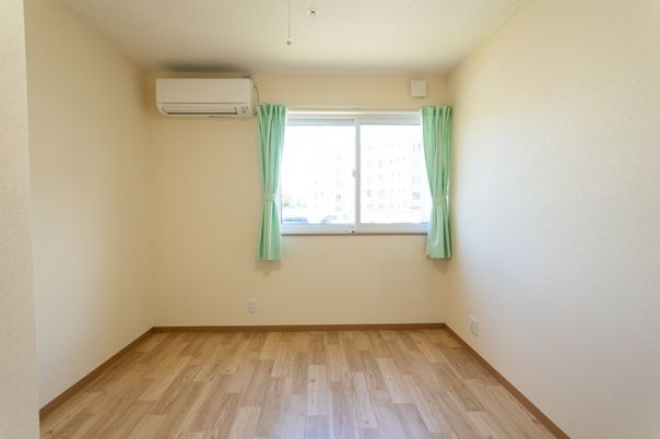 明るく広々した居室