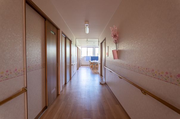 花模様の装飾が施された廊下