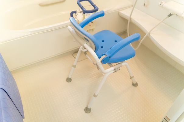 介助用バスチェアの浴室