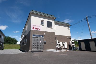 明るい外観の施設