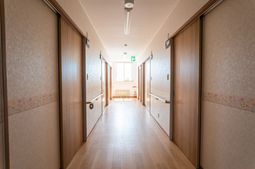 明るい廊下と避難誘導表示