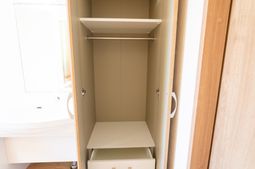 整頓された洋室のクローゼット