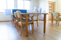 食堂のテーブルと椅子