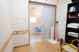 明るい居室の一角