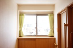 明るい窓の居室