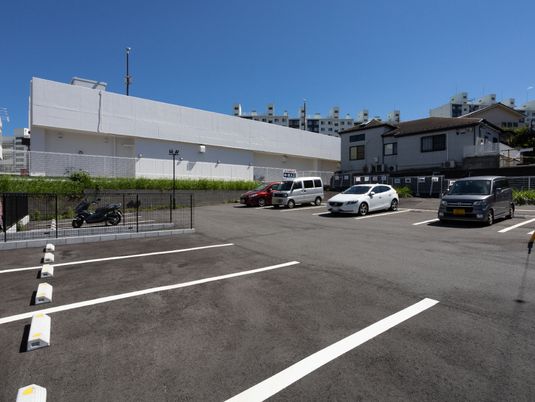 広々とした駐車場