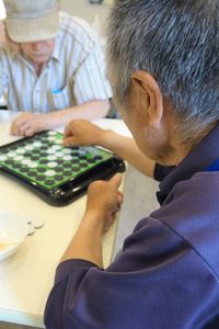 居室で囲碁を楽しむ様子