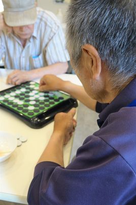 居室で囲碁を楽しむ様子