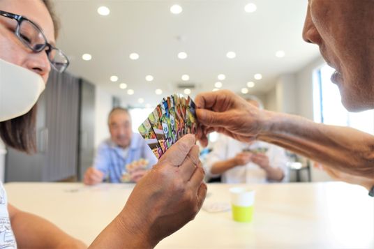 カードゲームを楽しむ人々