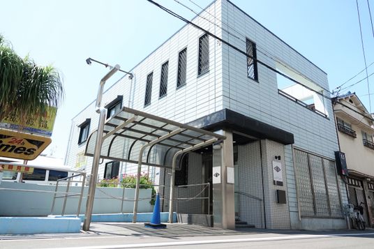 都会的な建物の外観