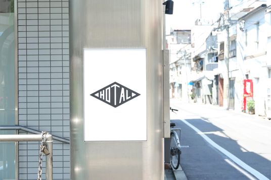 銀色のエントランス看板
