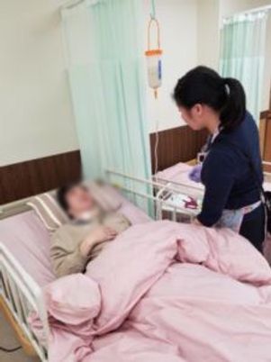 看護スタッフと利用者の寝室