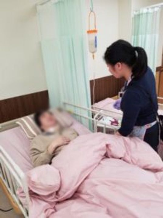 看護スタッフと利用者の寝室