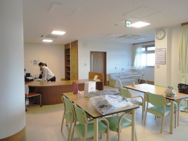自然光が差し込むラウンジ ラウンジ 広々としたラウンジは、自然光がたっぷり入る明るい空間です。快適に過ごすスタッフの姿が見られます。
