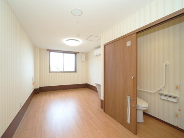明るい居室空間 居室 広々とした居室は、窓からの自然光がいっぱいに注ぎ、快適な環境です。