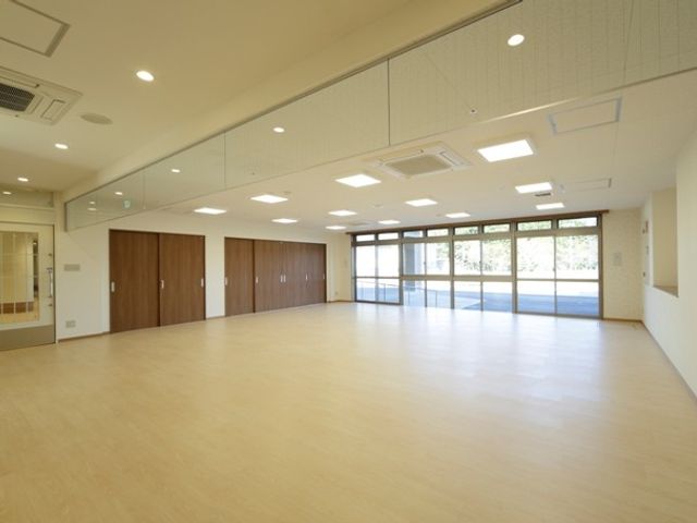 広々とした多目的室 多目的室 自然光が差し込む広々とした空間で、多様な活動に適しています。明るい雰囲気が魅力です。