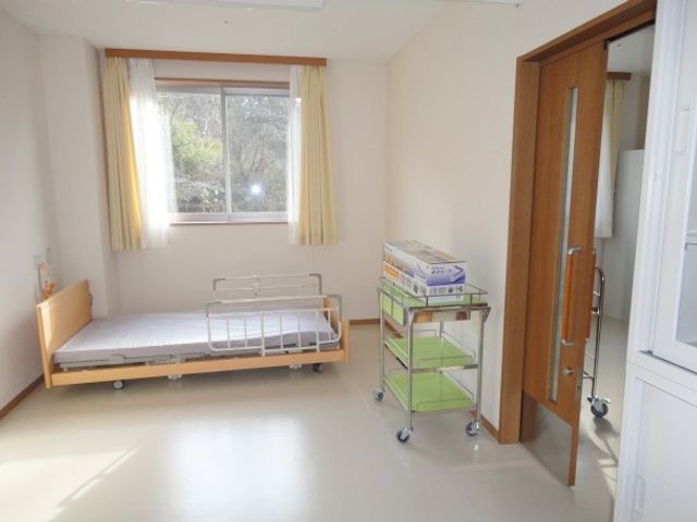 窓付きの居室 居室 広々とした窓から自然光が差し込む居室は、明るく清潔感があります。介護スタッフとして働くうえで快適な空間です。