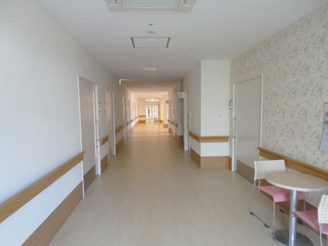 穏やかな廊下 廊下 広々とした廊下は、車椅子でも快適に移動できます。壁際のテーブルは休憩にも便利です。
