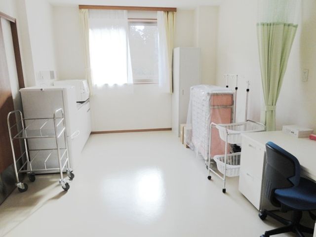 明るい居室の風景 居室 明るい自然光が差し込む居室です。開放感のあるスペースは、作業や休息に適しています。