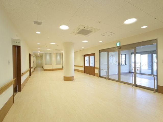 明るく広い廊下 廊下 自然光が入る明るい廊下です。広々としたスペースで、移動がしやすい設計になっています。