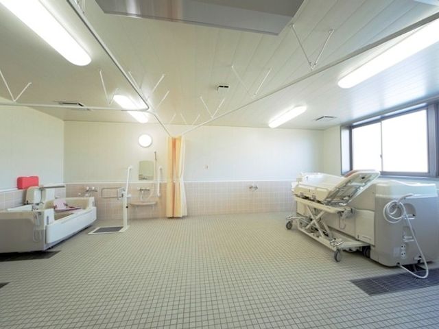 明るい設備の浴室 浴室 広々とした設備が整った洗い場です。自然光が入り、快適に清潔を保つことができます。