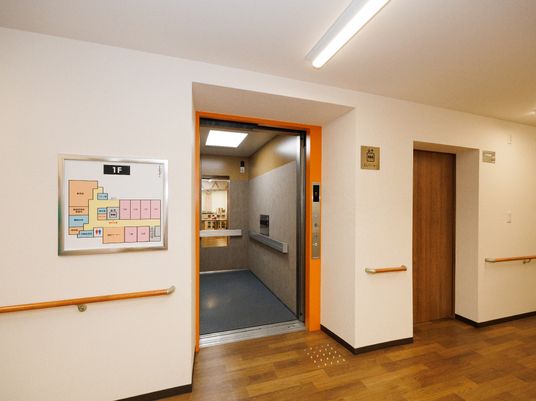 廊下と案内板