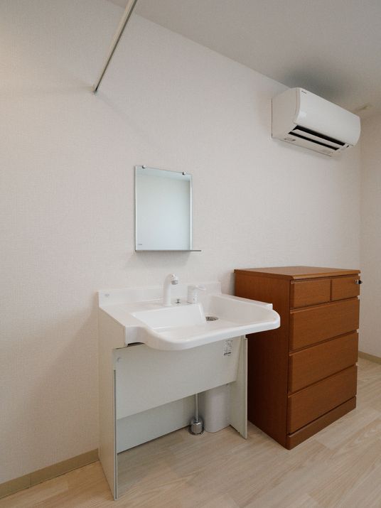 洗面台とエアコン完備の居室