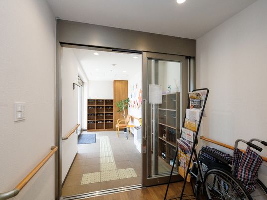 明るいエントランス廊下