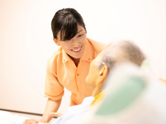介護する女性と利用者