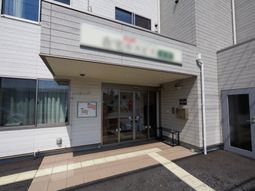 明るいエントランスの風景