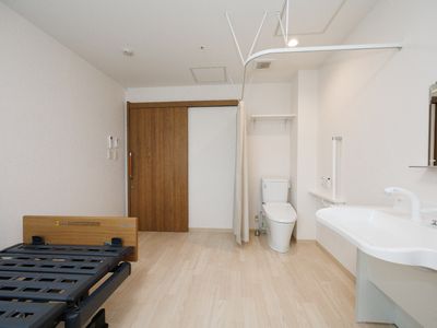 居室のベッドと洗面所