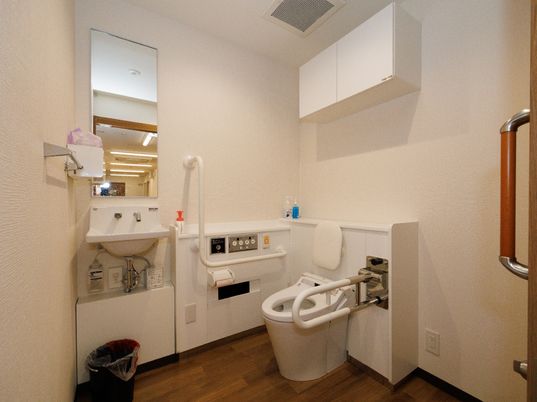 バリアフリーな洗面台とトイレ