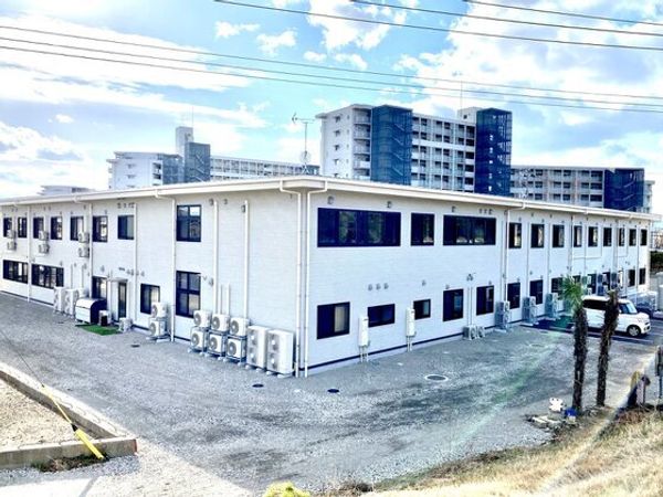 白壁の建物と青空
