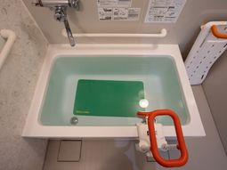 バリアフリー設計の浴室