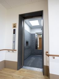 清潔なエレベーター内部