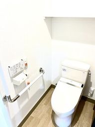 洋式トイレと手すり