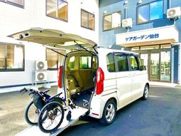 バリアフリー対応の車と建物