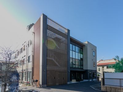 モダンな施設の外観