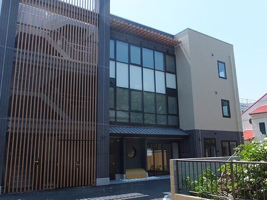 モダンな建物の外観