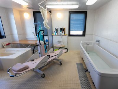 機能的な介護用浴室