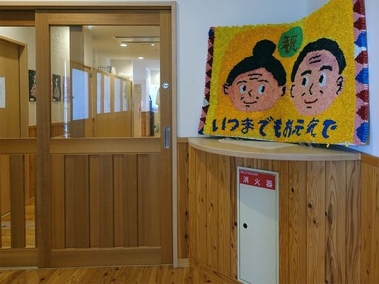 木目調の廊下と掲示物  