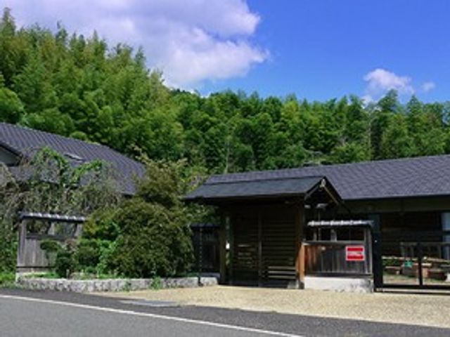 自然に囲まれた施設外観 外観   緑に囲まれた落ち着いたたたずまいの建物です。車寄せのある出入口があり、来訪時の動線が分かりやすそうです。