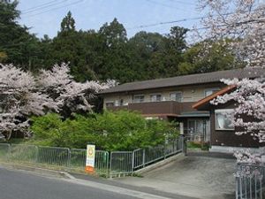 桜咲く施設外観  