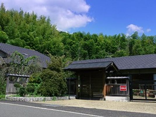 緑に囲まれた建物外観  