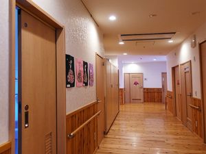 明るい木目の廊下  