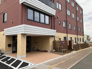 赤茶色の建物とエントランス